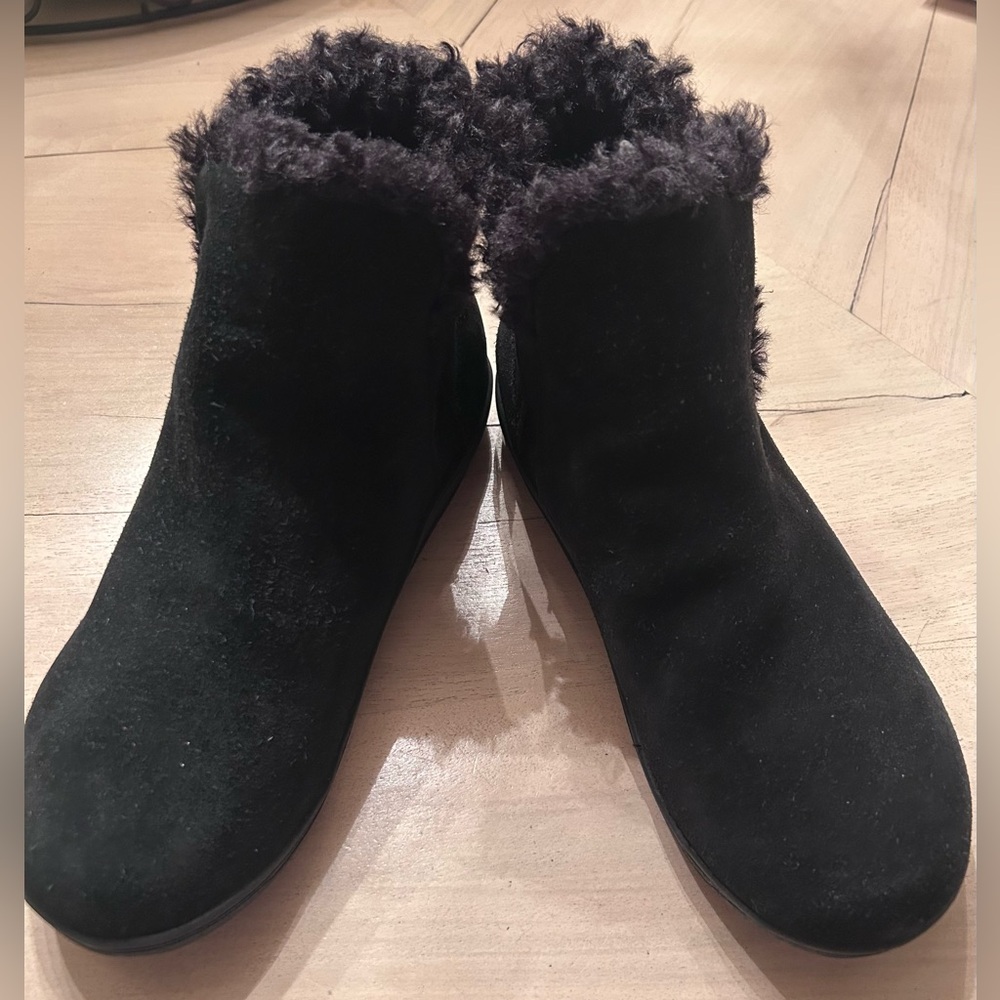 Women’s Vionic Unwind Slip On Black Suede like fur Ankle Boots Size 9 NWOB